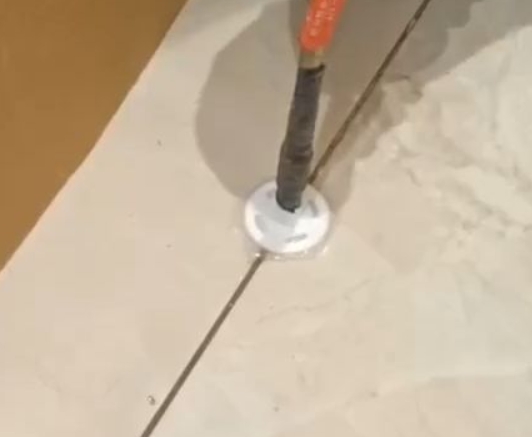 赤坎瓷砖空鼓维修公司专业解答瓷砖在铺贴过程中，如果没有涂抹均匀到位的粘结材料（如水泥砂浆或瓷砖胶），可能会导致以下问题